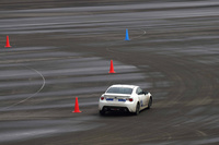 ジムカーナではスタート直後のパイロンスラロームだけは無難にこなしたものの、急コーナーからの立ち上がりで見事に1回転。FF車とFR車の挙動の違いを実感した。