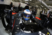 1965年、ホンダが初優勝を飾ったメキシコ。しかしそんなセンチメンタルな思い出に浸る余裕は今のマクラーレン・ホンダにはない。グリッド降格ペナルティーによりフェルナンド・アロンソ（写真）予選18位、ジェンソン・バトンは予選出走ならず最後尾20位からスタート。アロンソはマシントラブルが発覚していたものの観客のためスタートを切り、オープニングラップだけを走りピットでリタイア。バトンは2台のマノー・マルシャを従えての14位完走。（Photo=McLaren）