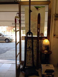 商品管理システムのゲートと木製スキーの間にたたずんでいた身長計。プライスタグには1200ユーロ（約16万5000円）の文字が。