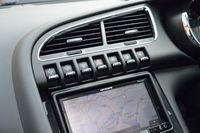 ナビ画面の上には、トグルスイッチが並ぶ。HUDの操作に関わるものが多い。