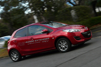 レンジエクステンダーを搭載した「デミオEV」は、バッテリーの残量が減っても、9リッターのガソリンで約180kmの走行が可能。ただし車両が重くなった分、EV走行可能距離はベース車（200km）を若干下回るという。
    