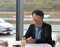 あらゆるクルマをベンチマークに新型「プリウス」の開発にあたったと語る、チーフエンジニアの豊島浩二さん。