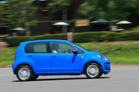 充実した安全装備も「up!」の特徴。緊急自動ブレーキの「シティエマージェンシーブレーキ」を全車に採用している。
    