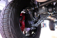 フロントの足まわりの様子。最低地上高を高めるために車輪の直前にハブリダクションギアを設けた「ポータルアクスル」機構が採用された。