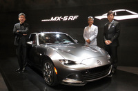 「マツダMX-5 RF（日本名：マツダ・ロードスターRF）」と、左から順にマツダ常務執行役員の前田育男氏、ロードスターアンバサダーの山本修弘氏、ロードスターの主査を務める中山 雅氏。