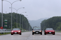 三次自動車試験場に並んだCGとマツダ所有の新型「ロードスター」。真ん中のメルセデスは？ 答えは本誌にて。