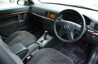 欧州車らしく、パッシブセーフティーは充実している。前席にはデュアルエアバッグ、サイドエアバッグを装着。前後席に、カーテンヘッドエアバッグも備わり、万が一の事故の際に全方位から乗員を守る。むち打ち防止のアクティブヘッドレストや、下肢のダメージを軽減するフットプロテクションなども標準装備だ。