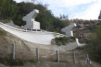 宇和島郊外で、突如出現した建築中の高速道路用橋脚。2009年春。