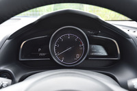 センターにエンジン回転計を据えたメーターパネル。上限が6000rpmと低いのは、ディーゼル車ならでは。