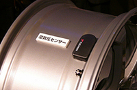 黒い部分がセンサー。ホイールの回転によるGや、タイヤ内の熱にも耐えることができるという、専用の接着剤を用いて取り付ける。