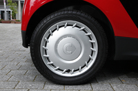 「クーペmhdプラス」は2013年5月の改良により、ホイールをアルミからより廉価なスチールホイール＋フルホイールキャップに変更。今回の試乗車は、コンチネンタルの低燃費タイヤ「コンチエココンタクト3」を装着していた。
    