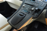 マウスのようなノブを使って、カーナビやオーディオを操作できる「リモートタッチ」。SUVの「RX」で初採用されたこのデバイスは、いまや「HS」を含むレクサス車特有の装備となっている。