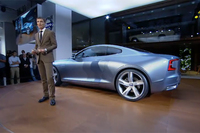 プレゼンテーションを行うデザインディレクターのインゲンラート氏。