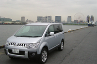 先代スペースギアの丸みを帯びた形から一変、3代目であるスターワゴンの雰囲気を感じさせる「デリカD：5」。箱っぽいデザインがツール感を醸し出しています。