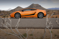 タイヤサイズは、フロントが「235/35ZR19」リアが「295/30ZR19」とノーマルと変わらない。標準のブレーキは、前が8ピストン、後は4ピストンのキャリパーが奢られる。前後の重量配分は、42：58と良好。