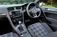 「ゴルフGTE」のインテリア。シートのチェック柄など、こちらにも各所にブルーのアクセントが用いられている。