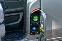 給油口（写真で緑色のキャップ）は、助手席ドアと助手席側スライドドアの間に設けられている。下方に見える青いキャップは、尿素水溶液「アドブルー」を補充するためのもの。SCR触媒コンバーターと併用することで、排ガス中の窒素酸化物（NOx）を低減する。