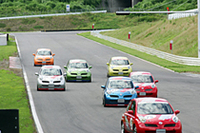 ローリングスタート直後。「CG、NAVI、webCGマーチ」（緑）は、5番グリッドをキープし第1コーナーを抜けた。