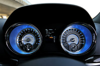 標準型「300」と同様に、サファイアブルーのLED照明が2眼メーターをクールにともす。