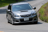 「Sパッケージ」には、前述のビルシュタイン製ダンパーのほか、専用のフロントグリル＆バンパー＆サイドシルスポイラー、さらにHIDロービームランプ、18インチアルミホイールが備わる。
	
	【スペック】ツーリングワゴン 2.5GT Sパッケージ：全長×全幅×全高＝4775×1780×1535mm／ホイールベース＝2750mm／車重＝1550kg／駆動方式＝4WD／2.5リッター水平対向4DOHC16バルブターボ・インタークーラー付き（285ps/6000rpm、35.7kgm/2000-5600rpm）／価格＝336万円（テスト車＝370万1250円／クリアビューパック＋濃色ガラス＋オールウェザーパック＋LEGACYプレミアムサウンドシステム＆HDDナビ＝34万1250円）