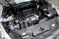 フロントに積まれる1.6リッター直4ターボユニット。ほかのプジョー車にも広く使われている。