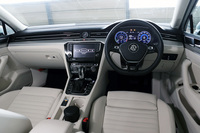 「パサートGTEヴァリアント アドヴァンス」のインストゥルメントパネルまわり。「サントロペ」（写真）と「チタンブラック」の2種類の内装色が用意されている。