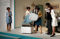 「デコクレ」プロジェクトに参画する、トヨタ自動車デザイン開発部のメンバーが、着せ替えシートについて説明する。