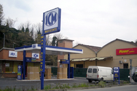 その「Agip」は、その後「ICM」という無印系スタンドに変わった。2008年、改装中に撮影。