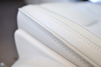 ヨットからヒントを得たデザイン処理が随所に。ジグザグのステッチは帆から。