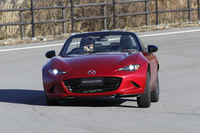 深いロールをともなった旋回姿勢を見せる新型「ロードスター」。