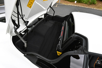 ルーフの収納スペースは、ルーフクローズ時には荷室として利用できる。キャビン後方には電動の開閉機構を持つリアウィンドウ（写真中央）が備わるが、キャビンからこのスペースには直接アクセスできない。