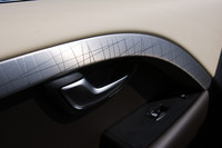 クロスパターンのアルミパネル。