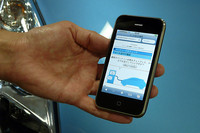 「リーフ」には、携帯電話のSIMカードに相当するものが備わり、これを用いて各種通信を行う。携帯電話やパソコンを使い、バッテリーの充電状態を確かめたり、乗車前にエアコンをオンにするなどの操作も可能だという。