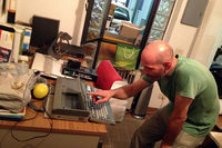 「PPC640」を操るシモーネ。「そういえば高校時代の実習で使ったCADは、朝学校に着いてすぐスイッチオンにしておいても、使えるのは2時間目からだったね」