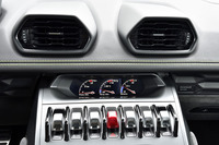 センターコンソールの上部にずらりと並ぶスイッチとメーター。メーターは左から油圧、油温、電圧の順。