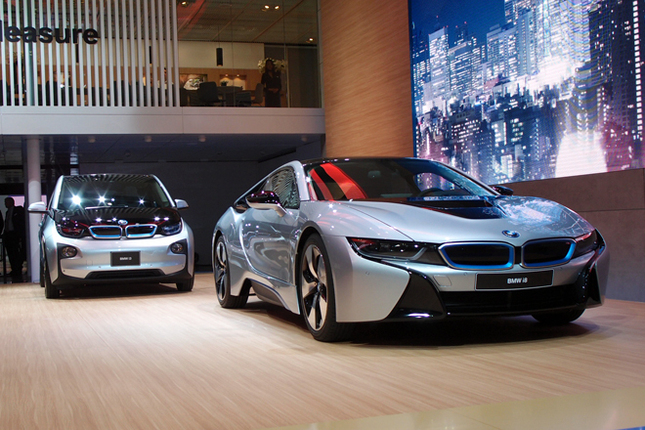 BMWブースに展示される「BMW i」ブランドの2台。左から「i3」、そして「i8」。