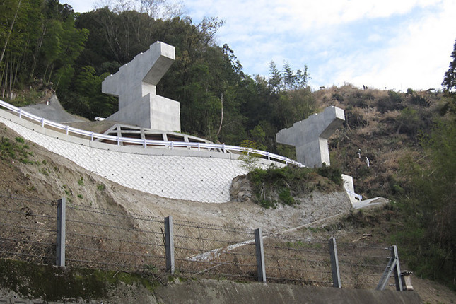 宇和島郊外で、突如出現した建築中の高速道路用橋脚。2009年春。