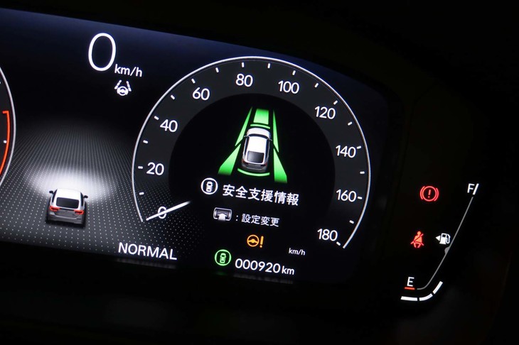 安全装備については、最新世代の運転支援システム「Honda SENSING」を搭載。周囲の眩惑（げんわく）を防ぎつつ遠方視界が確保できるライティングシステムも備わる。
