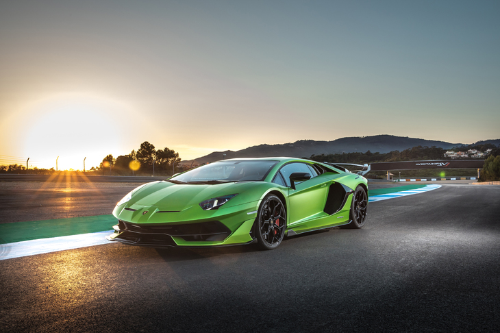 「ランボルギーニ・ミウラ」をベースにわずか1台が生産されるも消失、幻となった「イオタ」。その名を冠した「アヴェンタドール」のニューモデル、「SVJ」のステアリングをポルトガルのエストリルサーキットで握りました。