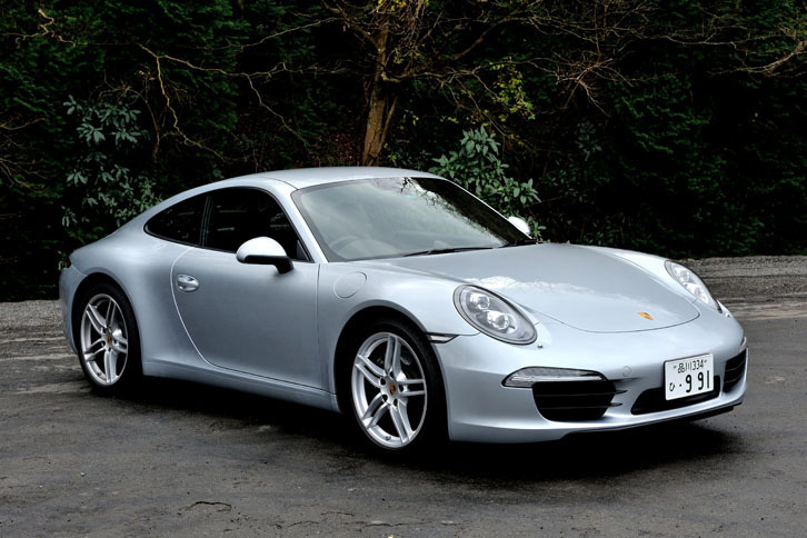 あくまで自然な微舵応答と、スッとノーズが気持ち良く動くさまは、「911シリーズ」が本来持っていた美点のひとつ。ベーシックな「911カレラ」には、まだそれが残っている。