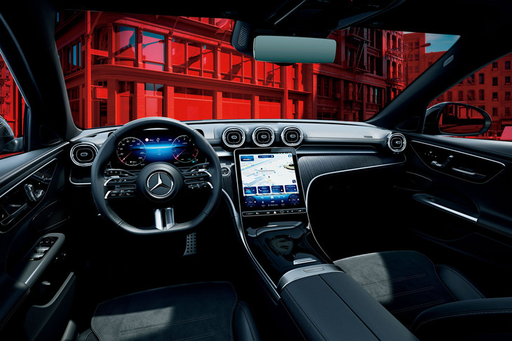 「C200スポーツ」のインストゥルメントパネル。