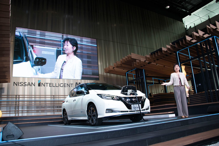 EV普及のネックはやはり価格。2代目「日産リーフ」の値段は、Cセグメントハッチバックでありながら324万3240円から472万9320円となっている。    