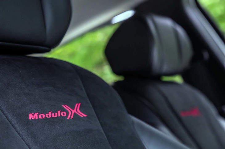 前席の背もたれには「Modulo X」ロゴの刺しゅうが施されている。