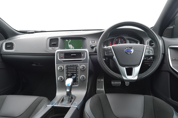 インテリアは先代モデルからの変更はない。本革／ヌバックのステアリングホイールが装着されるほか、ドアトリムやセンターアームレストなどにもヌバックが張られる。