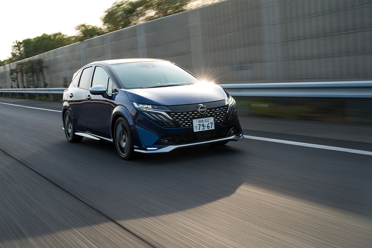 最高出力136PS、最大トルク300N・mという駆動用モーターのスペックはベースの「ノート オーラ」と同一。「スポーツスペック」はFF車のみの設定だ。