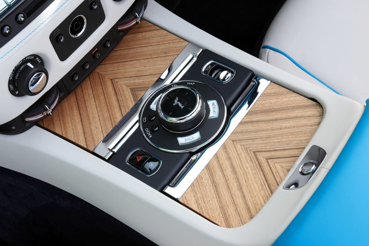 センターコンソールに備わるインフォテインメントシステムの操作パネル。タッチパッド付きのロータリーコントローラーには“スピリット・オブ・エクスタシー”の姿が。