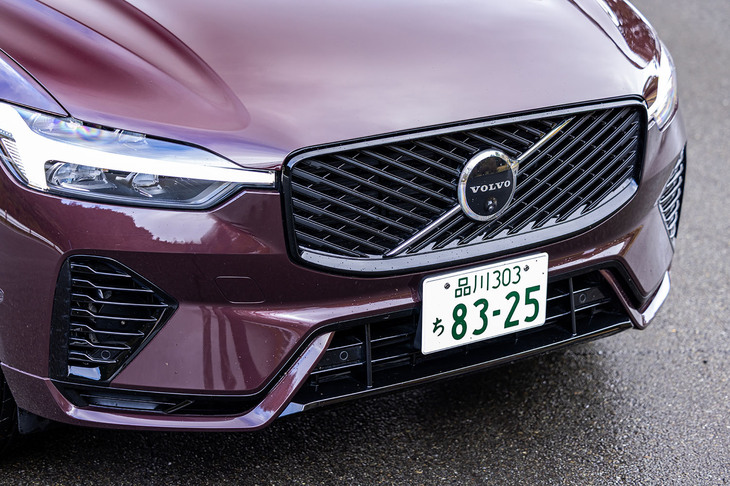 最新のフラッグシップSUV「XC90」に共通するフロントグリルデザインが採用された「XC60」。トールハンマーと呼ばれる独自形状のLEDヘッドランプは、すっかりボルボ車を示すアイコンとなった。