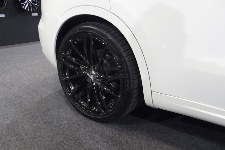 SUV用の新製品「AME SHALLEN RF2」の22インチホイール（リア）。