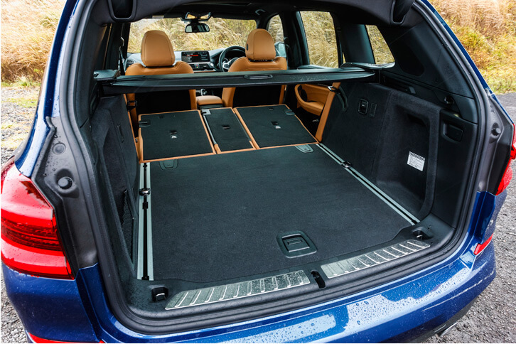 後席は4：2：4の分割可倒式。荷室内のロック解除ボタンを押すことにより、車外から後席のバックレストを倒すことができ、荷室容量は1600リッターまで拡大する。