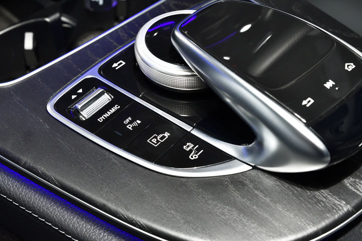 走行モードの多彩さが「E350eアバンギャルド スポーツ」の見どころ。走行モードは5つ、プラグインハイブリッドモードは4つ用意される。